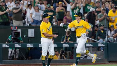 Tyler Soderstrom (derecha), de los Atléticos, choca los puños con el entrenador de tercera base Bobby Crosby tras conectar un jonrón de dos carreras durante la sexta entrada de un partido de béisbol contra los Nacionales de Washington, el sábado 18 de julio de 2026, en West Sacramento, California. (Foto AP/Sara Nevis)
