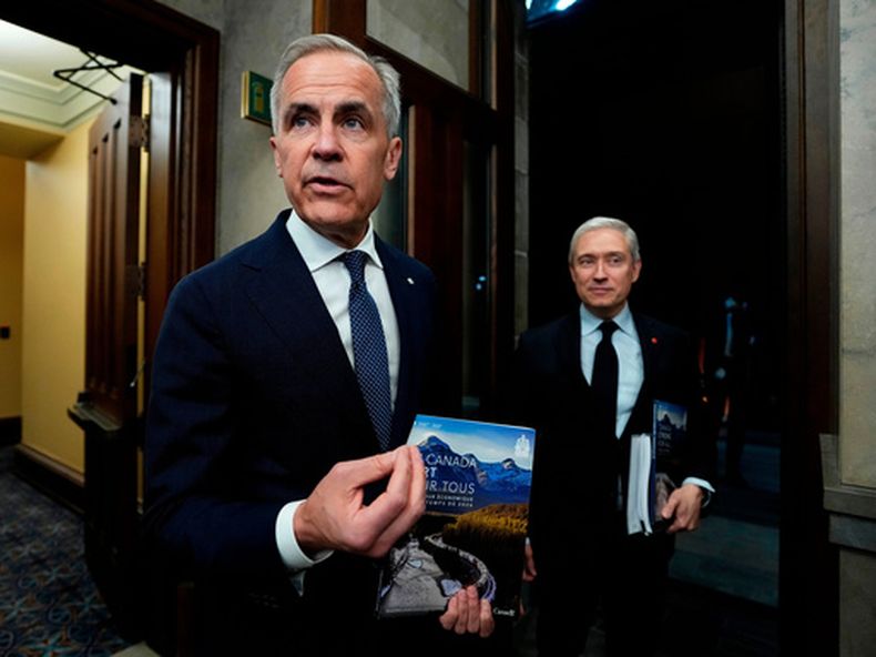 El primer ministro de Canadá, Mark Carney, a la izquierda, y el ministro de Finanzas, Francois-Philippe Champagne, llegan al Parlamento, el martes 28 de abril de 2026, en Ottawa. (Justin Tang/The Canadian Press via AP)