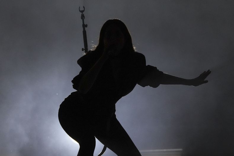 St. Vincent durante su concierto en el Corona Capital en la Ciudad de México el sábado 16 de noviembre de 2024. (Foto AP/Eduardo Verdugo)