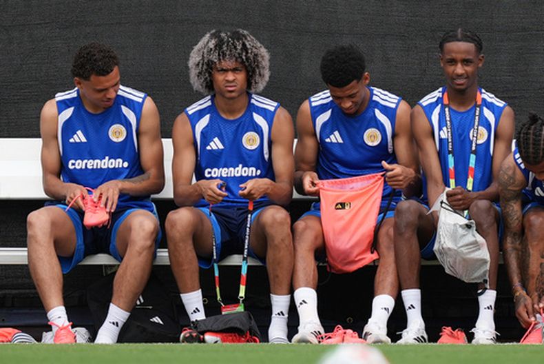 Tahith Chong (2do de izquierda a derecha) y sus compañeros de la selección de Curazao se preparan en Boca Ratón, Florida, el martes 9 de junio de 2026 para su debut en el Mundial (AP Foto/Rebecca Blackwell)