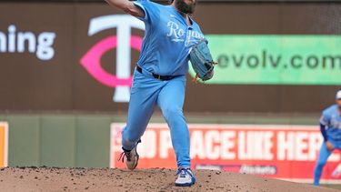 Randy Dobnak, abridor de los Reales de Kansas City, trabaja contra los Mellizos de Minnesota en la primera entrada del juego de béisbol de Grandes Ligas, el miércoles 29 de julio de 2026, en Minneapolis. (AP Foto/Bruce Kluckhohn)