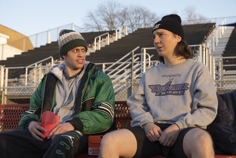 Pete Davidson, izquierda, y Paul Dano en una escena de Dumb Money en una imagen proporcionada por Sony Pictures. (Claire Folger/Sony Pictures vía AP)