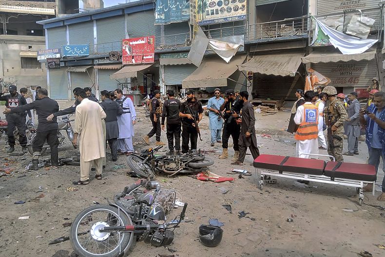 Funcionarios de seguridad revisan el sitio donde se produjo una explosión en Dera Ismail Khan, Pakistán, el viernes 3 de noviembre de 2023. (AP Foto/Irfan Mughal)