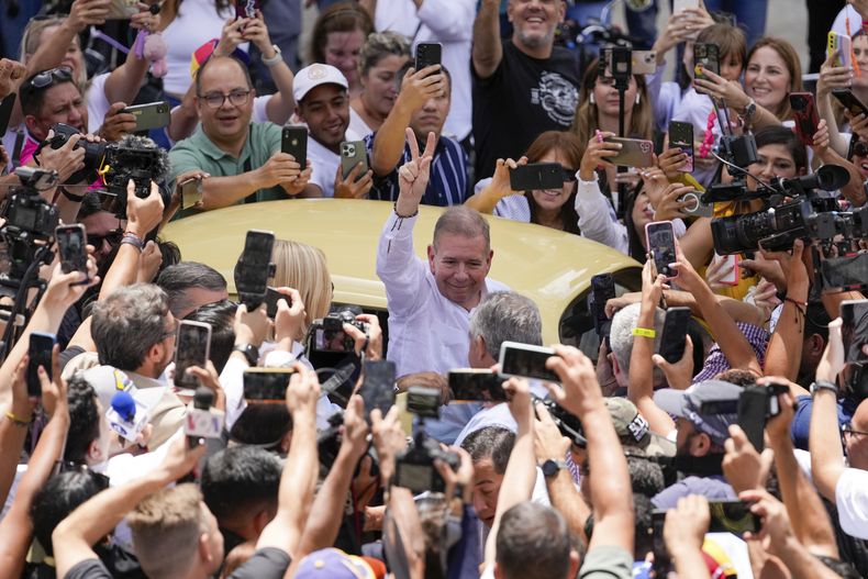 El candidato presidencial de la oposición Edmundo González hace un signo de victoria cuando llega a votar en las elecciones presidenciales en Caracas, Venezuela, el domingo 28 de julio de 2024. (AP Foto/Matías Delacroix)