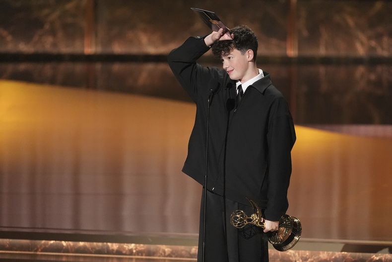 Owen Cooper acepta el premio al mejor actor de reparto en una serie limitada o antológica o película por Adolescence durante la 77a edición de los Premios Emmy el domingo 14 de septiembre de 2025 en el Teatro Peacock de Los Ángeles. (Foto AP/Chris Pizzello)