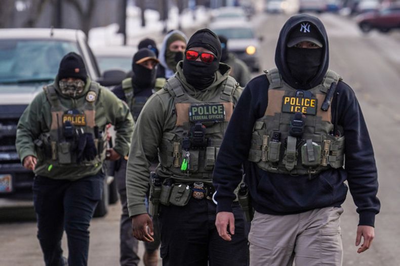 Agentes federales llevan a cabo un operativo migratorio el 5 de febrero de 2026, en las calles de Minneapolis, Minnesota. (AP Foto/Ryan Murphy, Archivo)