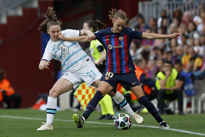 Niamh Charles (izquierda) de Chelsea disputa el balón con Caroline Graham Hansen del Barcelona en el empate 1-1 contra Chelsea en las semifinales de la Liga de Campeones femenina, el jueves 27 de abril de 2023, en el estadio Camp Nou. El Barcelona ganó 2-1 en el marcador global para avanzar a la final. (AP Foto/Joan Monfort)