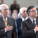 El presidente de la Cámara de Representantes de Estados Unidos, Mike Johnson, junto al líder de la minoría en el Senado, Mitch McConnell, durante una ceremonia en Washington, el jueves 21 de marzo de 2024. (AP Foto/J. Scott Applewhite)