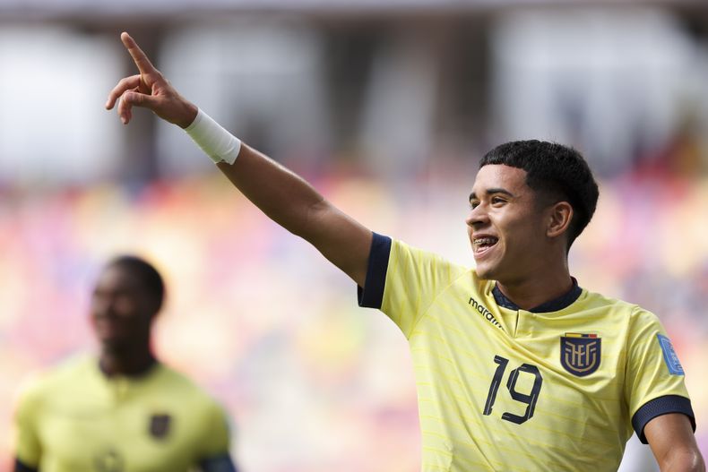 Kendry Páez de Ecuador celebra tras convertir el primer gol de su equipo ante Fiji durante un partido del Grupo B del Mundial Sub20 en el estadio Madre De Ciudades de Santiago del Estero, Argentina, el viernes 26 de mayo de 2023. (AP Foto/Nicolás Aguilera)