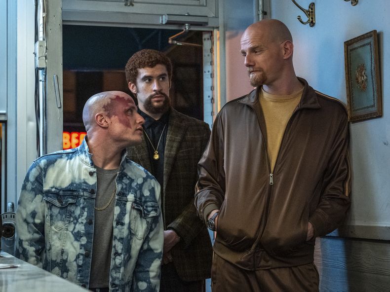 Esta imagen difundida por Sony Pictures Entertainment muestra, de izquierda a derecha, Nikita Kukushkin, Bad Bunny y Yuri Kolokolnikov en una escena de Caught Stealing. (Niko Tavernise/Sony Pictures Entertainment via AP)