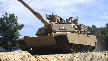 Un tanque M1A1 Abrams durante una demostración de métodos de vehículos militares durante operaciones anfibias, el 1 de agosto de 2017, en Vicksburg, Mississippi. (Courtland Wells/The Vicksburg Post via AP, Archivo)
