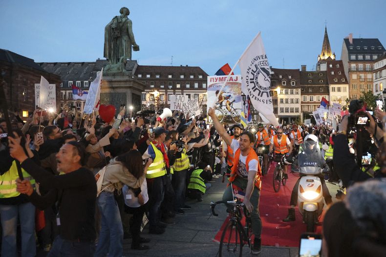 Estudiantes universitarios de Serbia llegan a Estrasburgo, Francia, el 15 de abril de 2025, luego de haber viajado en bicicleta desde Novi Sad, Serbia. (AP Foto/Antonin Utz)