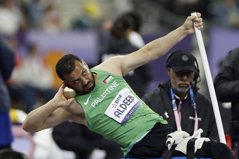 El atleta palestino Fade J S Aldeeb realiza su tiro en las finales del lanzamiento de bala en los Juegos Paralímpicos el viernes 30 de agosto del 2024. (AP Foto/Nathalee Simoneau)