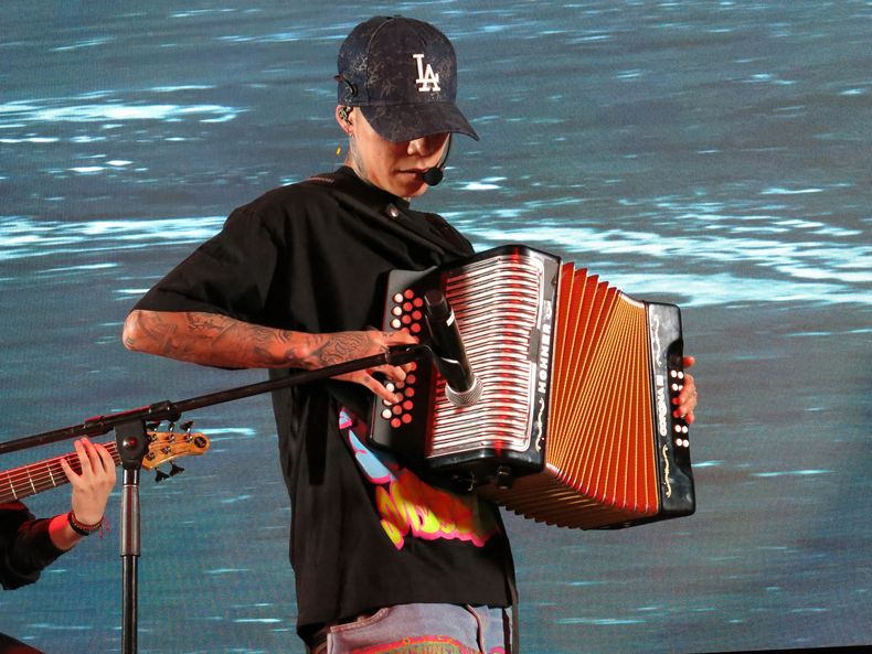 ARCHIVO - El rapero mexicano Santa Fe Klan toca el acordeón en un concierto en la Ciudad de México el 27 de julio de 2022. Santa Fe Klan lanzó su álbum Todo el 27 de julio de 2023. (Foto AP/Berenice Bautista, archivo)