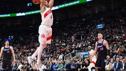 Scottie Barnes de los Raptors de Toronto salta para clavar el balón frente al Heat de Miami el martes 7 de abril del 2026. (Frank Gunn/The Canadian Press via AP)