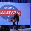 Un empleado desmonta piezas de un escenario después de una fiesta electoral para la senadora demócrata Tammy Baldwin, el miércoles 6 de noviembre de 2024, en Madison, Wisconsin. (AP Foto/Kayla Wolf)