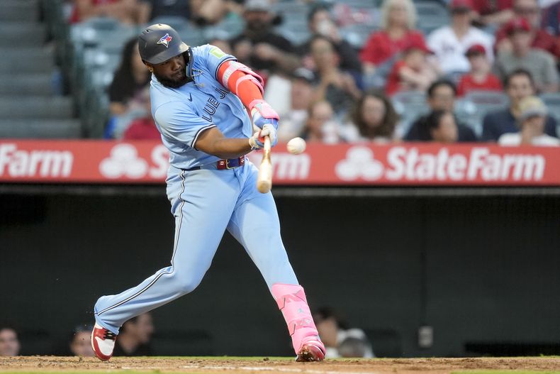Vladimir Guerrero Jr., de los Azulejos de Toronto, conecta un cuadrangular solitario durante la tercera entrada del juego de béisbol en contra de los Angelinos de Los Ángeles, el martes 13 de agosto de 2024, en Anaheim, California. (AP Foto/Ryan Sun)