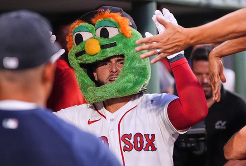 El venezolano Wilyer Abreu, de los Medias Rojas de Boston, festeja tras conectar un jonrón ante los Medias Blancas de Chicago, el miércoles 5 de agosto de 2026 (AP Foto/Charles Krupa)