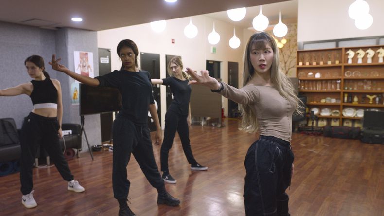 En esta fotografía sin fecha proporcionada por AppleTV+, integrantes de la banda de K-pop Blackswan practican una rutina. (AppleTV+ via AP)