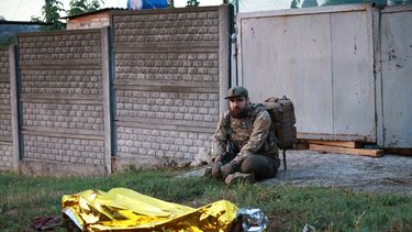 Un paramédico mira hacia el cadáver de una mujer muerta en un ataque ruso a un vecindario residencial en Zaporiyia, Ucrania, el 26 de septiembre de 2026. (AP Foto/Kateryna Klochko)