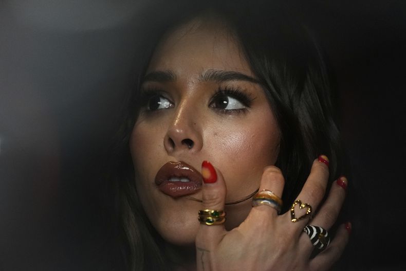 La cantante y actriz mexicana Danna habla durante una entrevista en la Ciudad de México, el jueves 17 de julio de 2025. (Foto AP/Marco Ugarte)