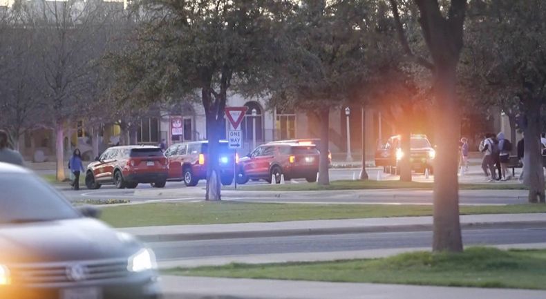 Esta imagen extraída de un video proporcionado por KAMC el 12 de marzo de 2025 muestra tráfico en el campus de la Universidad Tecnológica de Texas en Lubbock. (KAMC via AP)