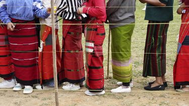ARCHIVO - Miembros de la comunidad tangkhul nagas se ven en una fila parra votar en el poblado de Shangshak, en el estado nororiental indio de Manipur, el 26 de abril de 2024. (AP Foto/Yirmiyan Arthur, Archivo)