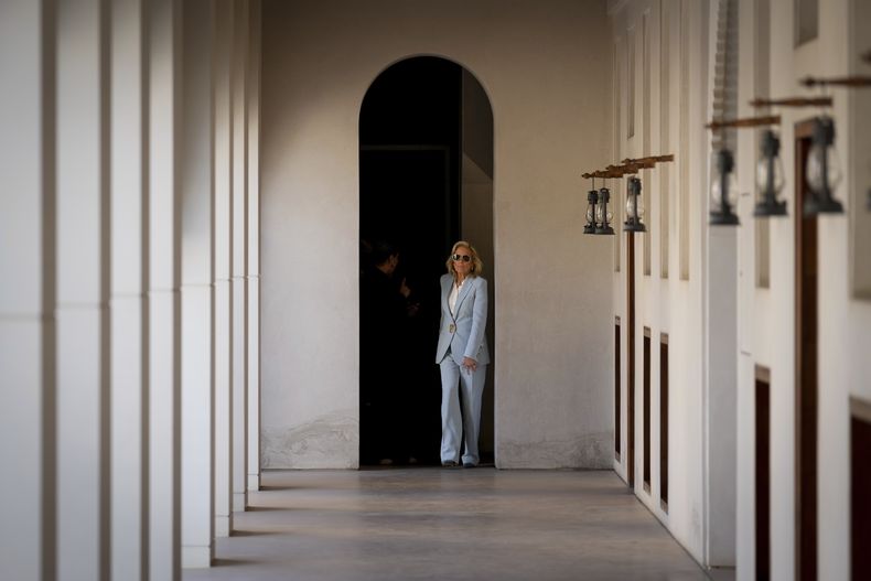 La primera dama Jill Biden en el Fuerte Kasr Al Hosn en Abu Dabi, Emiratos Árabes Unidos, el 5 de diciembre del 2024. (AP foto/Altaf Qadri)