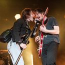 ARCHIVO - Matt Shultz, izquierda, y Nick Bockrath de Cage The Elephant actúan en el All In Music & Arts Festival el 4 de septiembre de 2022 en Indianápolis. La banda tiene un nuevo álbum llamado Neon Pill. (Foto Amy Harris/Invision/AP, archivo)