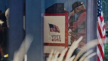 Un votante emite su sufragio en el primer día de la votación temprana en Minnesota, en el edificio de Elecciones y Servicio a los Votantes, el viernes 18 de septiembre de 2026, en Minneapolis. (AP Foto/Ellen Schmidt)