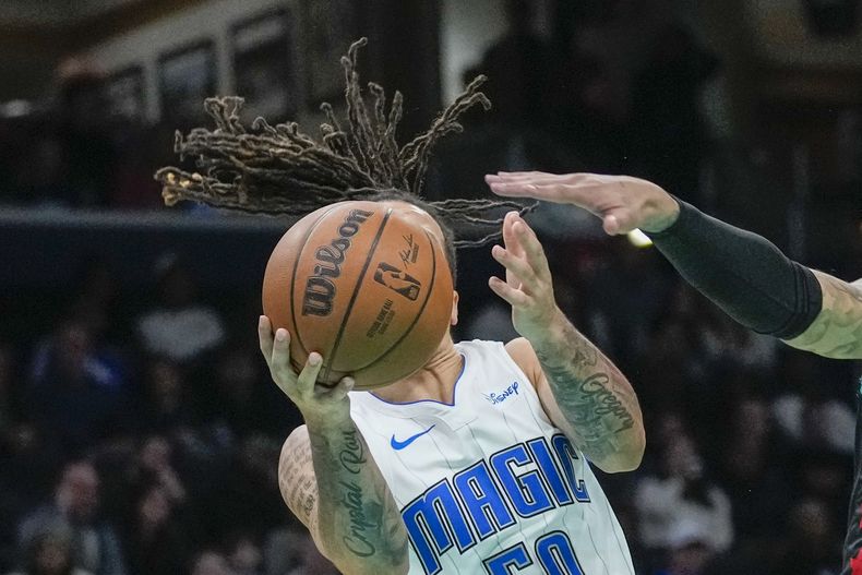 Cole Anthony, base del Magic de Orlando, intenta disparar durante el encuentro del martes 26 de diciembre de 2023, ante los Wizards de Washington (AP Foto/Alex Brandon)