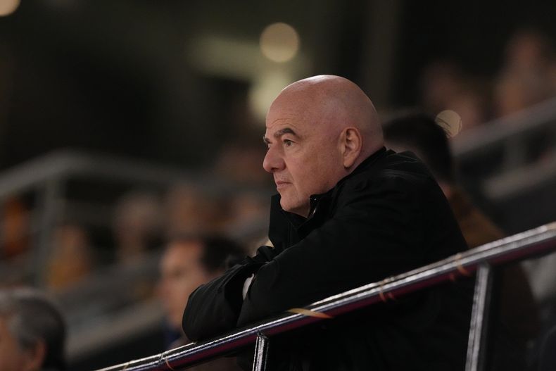 En foto del miércoles 16 de agosto del 2023, el presidente Gianni Infantino observa el encuentro entre Inglaterra y Australia de las semifinales de la Copa Mundial femenina. (AP Foto/Mark Baker)