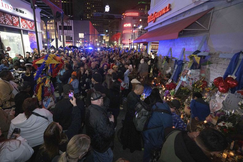 Una multitud en Bourbon Street cerca de la intersección con Canal Street en Nueva Orleans, el sábado 4 de enero de 2025, mientras rinden homenaje a las víctimas del atropello de Año Nuevo. (AP Foto/Matthew Hinton)