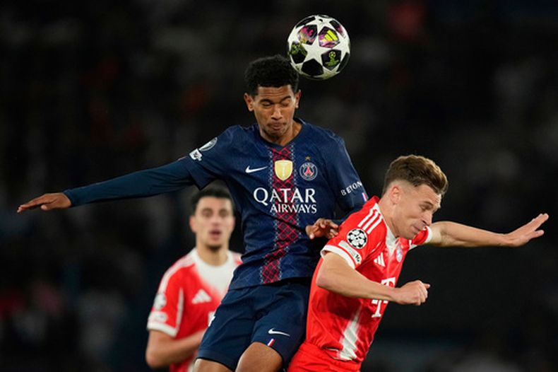 Senny Mayulu (izquierda) del Paris Saint-Germain y Joshua Kimmich del Bayern Múnich disputan el balón en las semifinales de la Liga de Campeones, el martes 28 de abril de 2026, en París. (AP Foto/Christophe Ena)