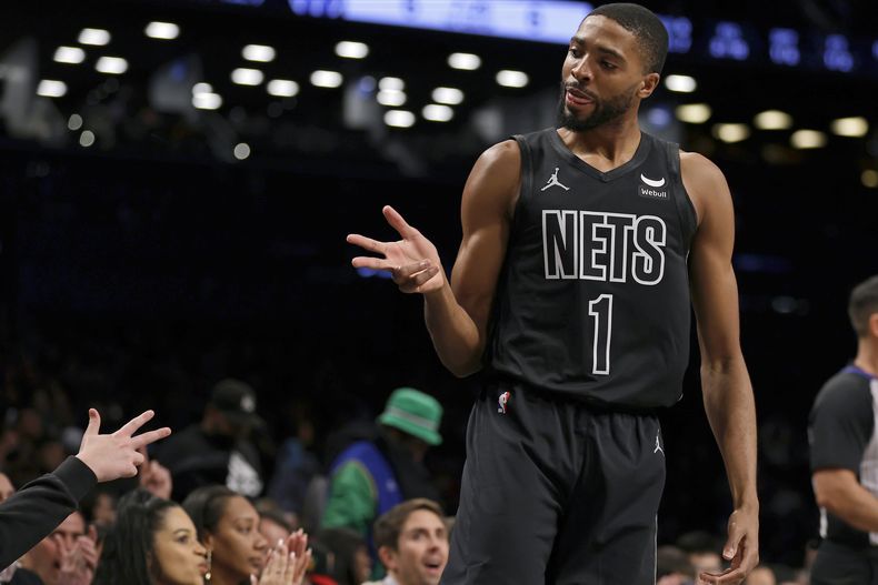El alero de los Nets de Brooklyn Mikal Bridges reacciona luego de anotar ante los Wizards de Washington durante la primera mitad del juego de la NBA, el viernes 8 de diciembre de 2023, en Nueva York. (AP Foto/Adam Hunger)