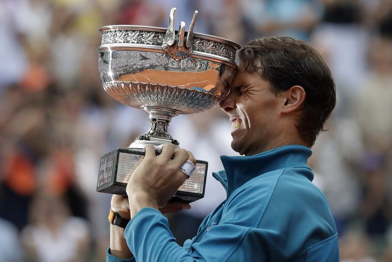 ARCHIVO - Rafael Nadal sostiene el trofeo de campeón del Abierto de Francia tras derrotar a Dominic Thiem en la final, el 10 de junio de 2018, en París. (AP Foto/Alessandra Tarantino, File)