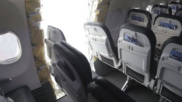 El avión Boeing 737-9 MAX de Alaska Airlines en que un panel se soltó en pleno vuelo. Foto tomada el 7 de enero de 2024, en Portland, Oregon, proveida por la Junta Nacional de Seguridad en el Transporte de EEUU.