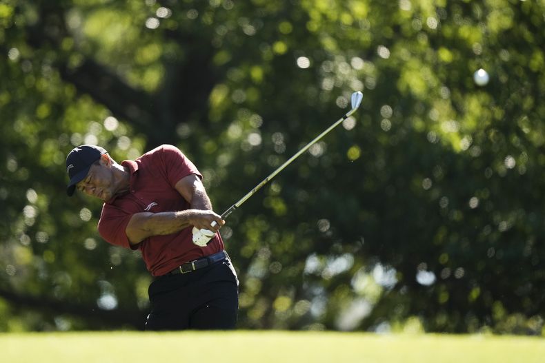 Tiger Woods le pega a la bola en el cuarto hoyo de la ronda final del Masters en Augusta National Golf Club el domingo 14 de abril del 2024. (AP Foto/Charlie Riedel)