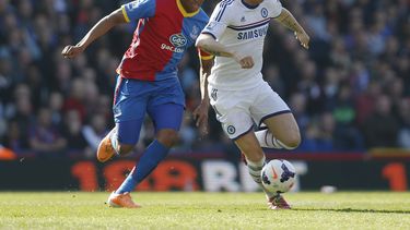 americateve | Fernando Torres, del club Chelsea, derecha, protege el bal&oacute;n ante la presi&oacute;n de Kagisho Dikgacol, del Crystal Palace, durante su juego de la liga inglesa de f&uacute;tbol de primera divisi&oacute;n, el s&aacute;bado 29 de marzo de 2014, en e