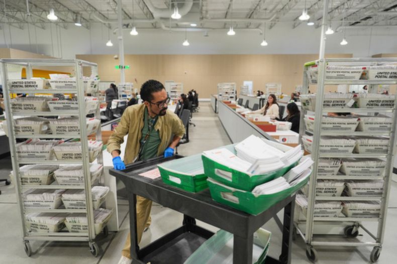 Las boletas son preparadas para ser contadas el día después de las primarias en Industry, California, el 3 de junio del 2026. (AP foto/Jae C. Hong)