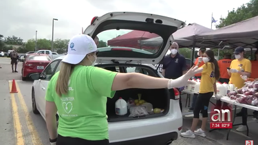 cientos de residentes recibieron cajas de comidas gratis en la ciudad de miami lakes