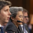 Sam Altman, cofundador y director ejecutivo de OpenAI, izquierda, testifica ante una comisión del Senado sobre Comercio, Ciencia y Transporte con la doctora Lisa Su, directora ejecutiva y presidenta de Advanced Micro Devices (AMD), y Michael Intrator, cofundador y director ejecutivo de CoreWeave, el jueves 8 de mayo de 2025, en Washington. (AP Foto/Kevin Wolf)