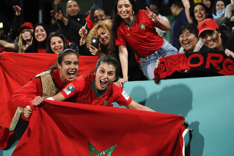La marroquí Nesryne El Chad (centro) celebra con aficionados tras la victoria 1-0 ante Colombia en el partido por el Grupo H del Mundial femenino, en Perth, Australia, el jueves 3 de agosto de 2023. (AP Foto/Gary Day)