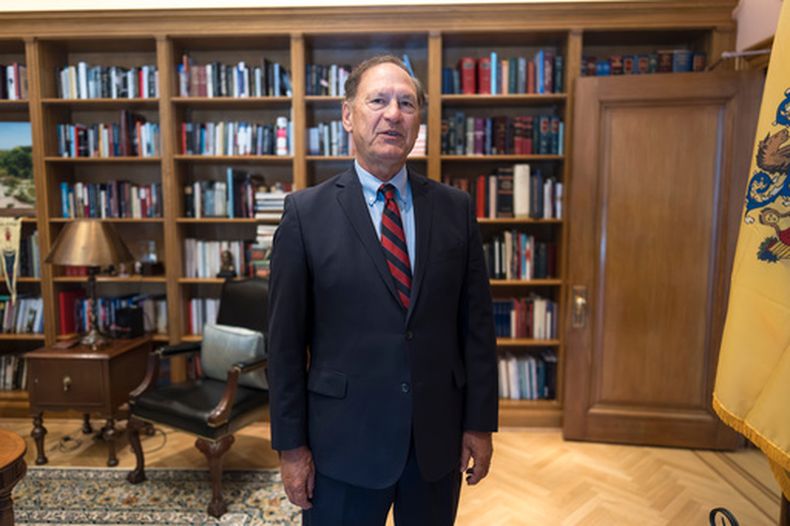 El juez Samuel Alito en su despacho en la Corte Suprema en Washington, el 29 de septiembre del 2026. (AP foto/J. Scott Applewhite)