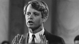 ARCHIVO - El senador Robert F. Kennedy informa a los periodistas, y a la nación, que es candidato del Partido Demócrata paras las primarias presidenciales, el 16 de marzo de 1968, en Washington. (AP Foto, Archivo)