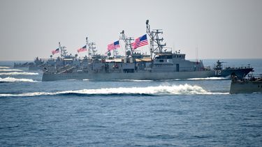 buque de la armada de eeuu realizo disparos de advertencia tras encuentro con barcos iranies
