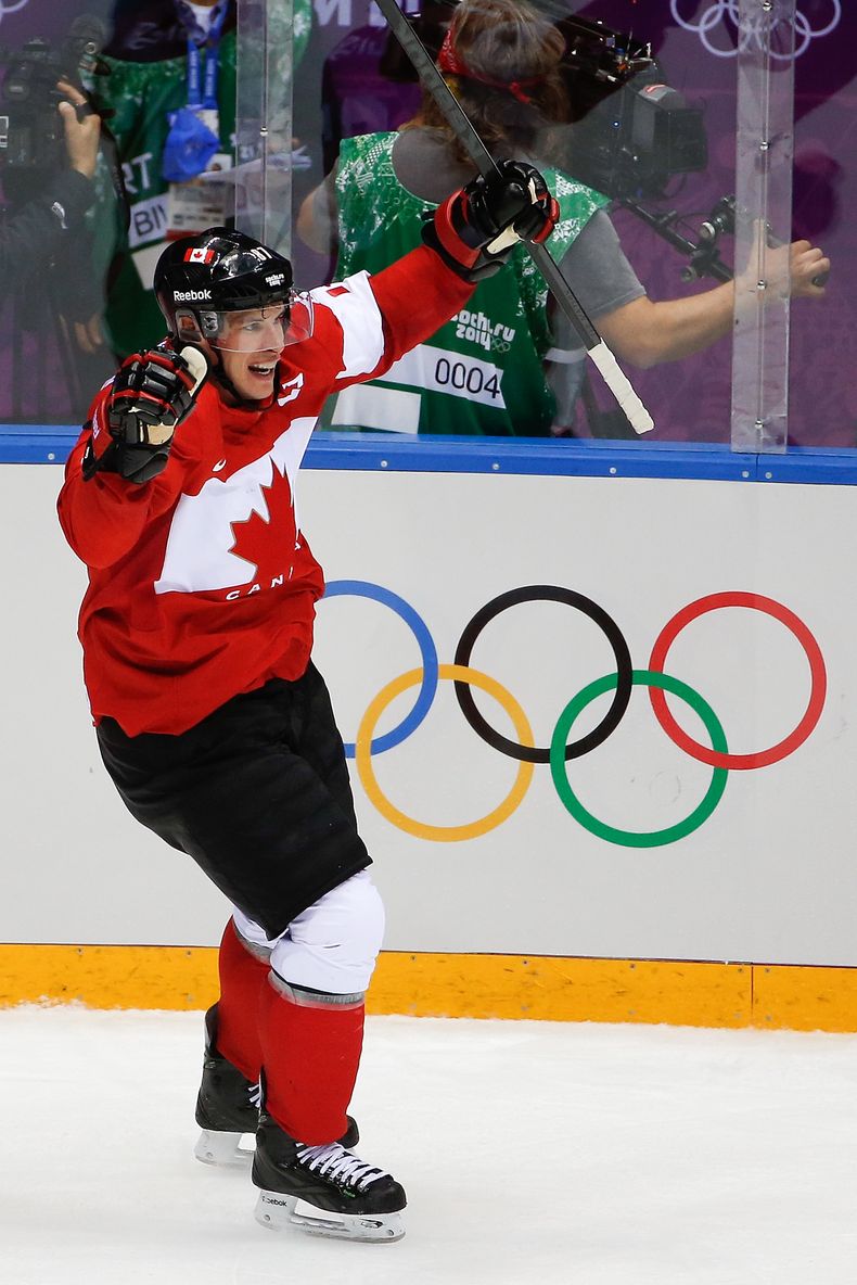 El canadiense Sidney Crosby celebra tras anotar su gol ante Suecia en la final del hockey masculino de los Juegos Ol&iacute;mpicos de Invierno, el domingo 23 de febrero de 2014, el domingo 23 de febrero de 2014, en Sochi, Rusia. (AP Foto/Petr David Josek)