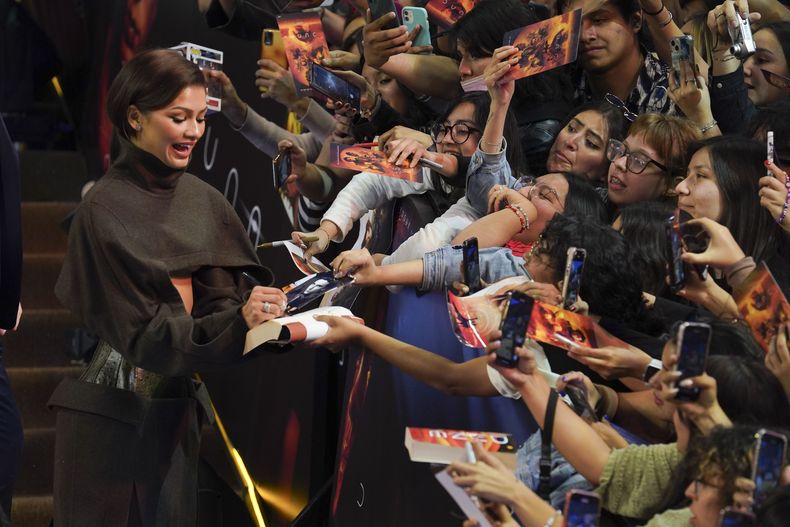 La actriz estadounidense Zendaya firma autógrafos en la alfombra roja de la película Dune: Part Two, en la Ciudad de México el martes 6 de febrero de 2024. (Foto AP/Marco Ugarte)