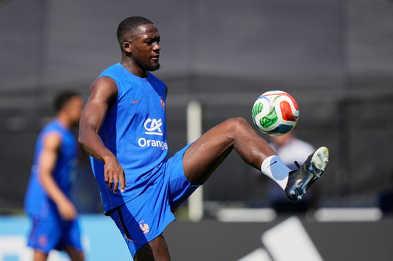 El francés Ibrahima Konaté se ejercita durante una sesión de entrenamiento durante el torneo de fútbol de la Copa Mundial de la FIFA, en el campamento base de Francia en Waltham, Massachusetts, cerca de Boston, el viernes 12 de junio de 2026. (Foto AP/Martin Meissner)