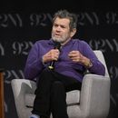 ARCHIVO - Jann Wenner habla sobre su nuevo libro Like a Rolling Stone: A Memoir en 92nd Street Y, el 13 de septiembre de 2022, en Nueva York. Jann Wenner, quien cofundó la revista Rolling Stone y también era cofundador del Salón de la Fama del Rock & Roll, fue retirado de la junta de directores del salón después de hacer comentarios despectivos sobre mujeres músicas y músicos negros. (Foto Evan Agostini/Invision/AP, File)
